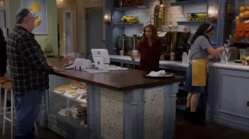 Dr. Marten Jadon Bottes portées par Kat (Mayim Bialik) comme on le voit dans Call Me Kat (S03E19)