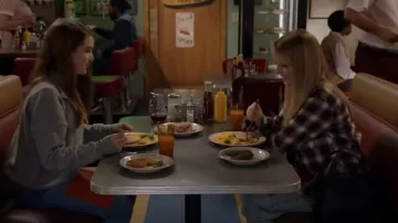 H&M Regular Fit Shirt Flannel usada por Paige (Mckenna Grace) como se ve en Young Sheldon (S06E16)
