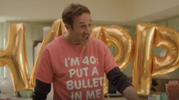 Sen Prints I'm 40 Put A Bul­let In Me Tee worn by Dusty (Chris O'Dowd) as seen in The Big Door Prize (S01E01)