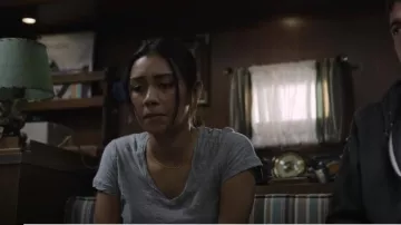 James Perse Casual Reverse Binding V-Neck Tee porté par Rose Larkin (Luciane Buchanan) comme on le voit dans The Night Agent (S01E06)