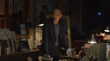 Theory Carissa Blazer portée par Chelsea Arrington (Fola Evans-Akingbola) vue dans The Night Agent (S01E06)
