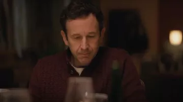 Tommy Bahama Sorrento Beach Button Mock Sweater usado por Dusty (Chris O'Dowd) como se ve en The Big Door Prize (S01E02)