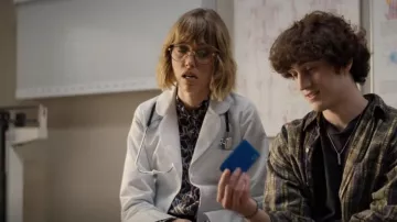 Chemisier en soie imprimé par Lydia vu dans The Big Door Prize (S01E03)
