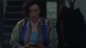 Etro Foulard Patchwork Print Kimono porté par Bridget 'Birdy' Goggins (Maria Doyle Kennedy) vu dans Kin (S02E02)