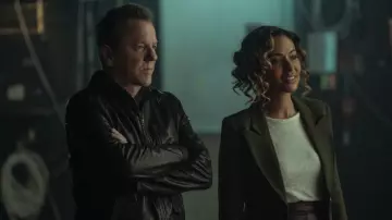 Jihn Varvatos Veste en cuir portée par John Weir (Kiefer Sutherland) dans la série télévisée Rabbit Hole (saison 1)