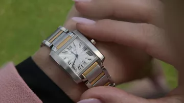 Montre Cartier Tank Française portée par Rebecca Welton (Hannah Waddingham) vue dans Ted Lasso (S03E03)
