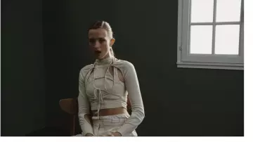 The crop top Hyein Seo worn by Angèle in her clip Time will do things