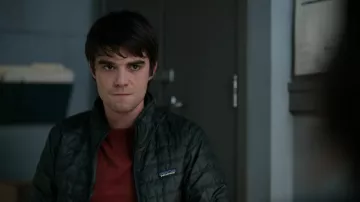 Patagonia Nano Puff Jacket usada por Bartow Williams-Stevens (Jackson Kelly) como se ve en la serie de televisión Lucky Hank (S01E03)