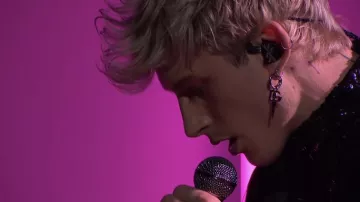 Boucles d’oreilles Dolce & Gabbana portées par Machine Gun Kelly comme on le voit lors de sa performance live dans The Late Late Show with James Corden