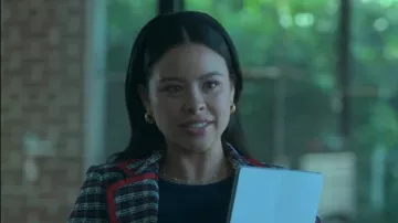 Aretes de aro mediano Madewell Crescent usados por Mariana Adams Foster (Cierra Ramirez) como se ve en Good Trouble (S05E03)