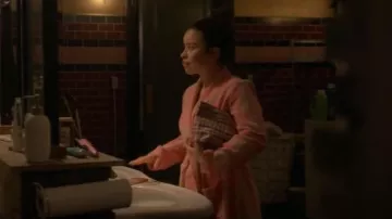 BP. Túnica de franela a cuadros en Chateau rosa Keith Buffalo usada por Mariana Adams Foster (Cierra Ramirez) como se ve en Good Trouble (S05E03)