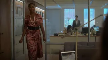Robe chemise en satin mangue portée par Malika Williams (Zuri Adele) vue dans Good Trouble (S05E03)