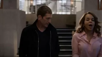 Robert Barakett Lachine Chaqueta de gamuza sintética usada por Greg Sanders (Eric Szmanda) como se ve en CSI: Vegas (S02E17)