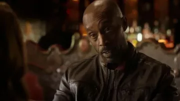 Chaqueta de cuero John Varvatos Regular Fit usada por Daniel Jordan (Rob Morgan) como se ve en CSI: Vegas (S02E17)