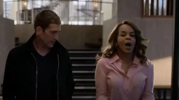 Equipo Camisa de seda abotonada usada por Maxine Roby (Paula Newsome) como se ve en CSI: Vegas (S02E17)