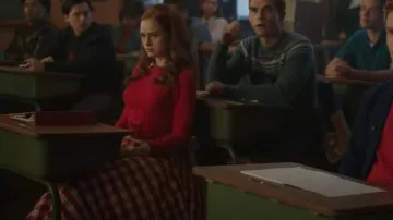 Vintage 50s Mid Century Vintage Red & White Plaid Taffeta Reversible Circle Skirt porté par Cheryl Blossom (Madelaine Petsch) comme vu dans Riverdale (S07E01)