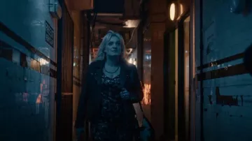 Sac à bandoulière en cuir imprimé Sailshop Sailor Cow porté par Costello (Daisy May Cooper) vu dans Rain Dogs (S01E03)