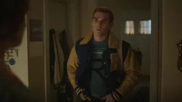 JJacket Varsity Bomber usado por Archie Andrews (KJ Apa) visto en Riverdale (S07E01)