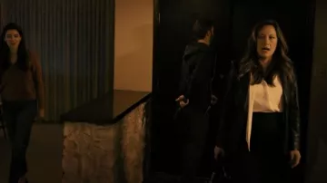 Alice And Olivia Den­ny Faux Leather Blaz­er worn by Julia (Peta Sergeant) as seen in Snowfall (S06E07)