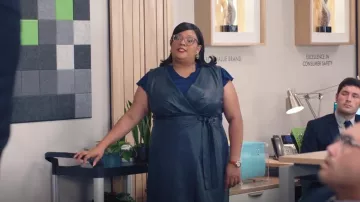 Eloquii Faux Leather Jumper usado por Dori Ovens (X Mayo) como se ve en American Auto (S02E10)