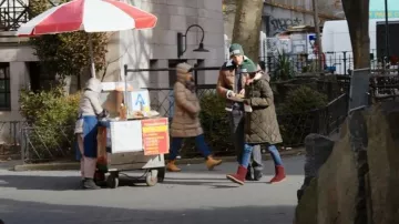 Ugg Classic Cuff Mini Classic Boot portée par Detective Jet Slootmaekers (Ainsley Seiger) comme on le voit dans Law & Order: Organized Crime (S03E16)
