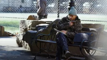 BDG Forest Pattern Large Jacket usada por el detective Bobby Reyes (Rick Gonzalez) como se ve en Law & Order: Organized Crime (S03E16)