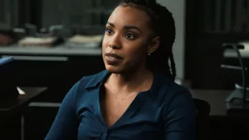 Madewell Ruched Polo Cardigan usado por Toni Churlish (Jasmine Batchelo) como se ve en Law & Order: Special Victims Unit (S23E16)