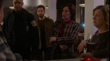 Calvin Klein Plaid Topper Chaqueta usada por Margaret (Marcia Gay Harden) como se ve en So Help Me Todd (S01E16)