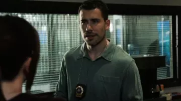 Nn07 Arne 5969 Chemise boutonnée portée par le détective Joe Velasco (Octavio Pisano) comme on le voit dans Law & Order: Special Victims Unit (S24E17)