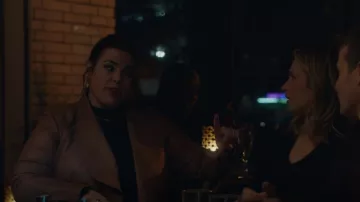 Chaqueta de cuero Bagatelle usada por María Báez (Marisa Ramírez) como se ve en Blue Bloods (S13E16)