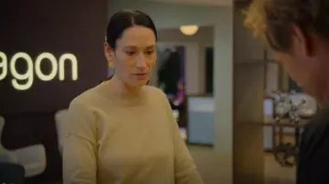 Twp Boy Cashmere Sweater porté par Anna (Sian Clifford) comme on le voit dans Unstable (S01E01)