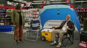 Johnny Was Pantalon imprimé floral porté par Barbara (Julie White) comme on le voit dans la garde-robe de la série télévisée Roar (saison 1 épisode 7)