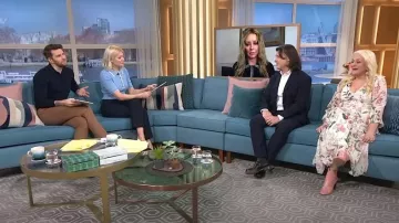 LK Bennett Maeve Blue And Cream Scallop Knit Top usado por Holly Willoughby como se ve en This Morning el 29 de marzo de 2023