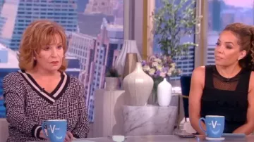 Balmain Monogram Jacquard Merino Wool Blend Suéter usado por Joy Behar como se ve en The View el 28 de marzo de 2023