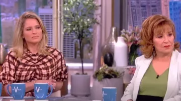 Vestido cinchado de Proenza Schouler Tie-Dye usado por Sara Haines como se ve en The View el 29 de marzo de 2023