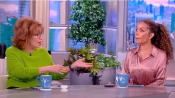 Alice + Olivia Caprice Cashmere Crewneck Drop Shoulder Pullover usado por Joy Behar como se ve en The View el 30 de marzo de 2023