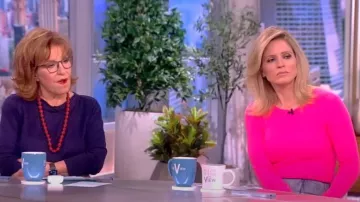 Khaite Levine Denim Falda usada por Sara Haines como se ve en The View el 31 de marzo de 2023