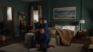 Ugg Fluff oui Pantoufles portées par Camille Pham (Rakhee Morzaria) vues dans Run The Burbs (S02E12)