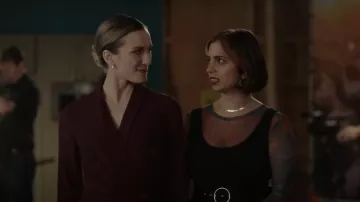 Forever New Ciara Wrap Top Jumpsuit In Burgundy Red usado por Sam (Julie Nolke) como se ve en Run The Burbs (S02E13)