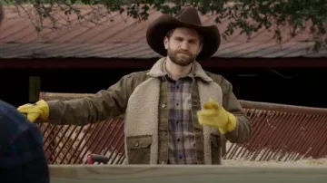 Ralph Lauren Denim Grizzly Jacket porté par Liam Walker (Keegan Allen) comme on le voit dans Walker (S03E13)