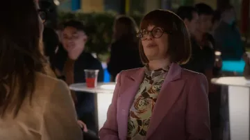 Veste Victoria Beckham en lilas portée par Lydia Dunfree (Megan Mullally) comme on le voit dans Party Down (S03E06)