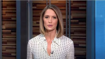 A.L.C. Carolyn Happy Pill Silk Blouse portée par Kayna Whitworth vue dans Good Morning America le 27 mars 2023