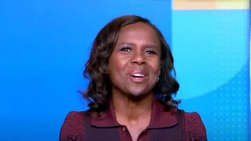 Polo de manga corta Bottega Veneta usado por Deborah Roberts como se ve en Good Morning America el 27 de marzo de 2023