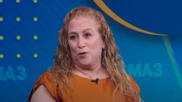 Anthropologie Silky Scoop Blouse portée par Jodi Picoult vue dans Good Morning America le 27 mars 2023