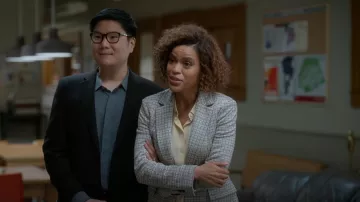 Theory Grid Cutaway Riding Blazer usado en junio (Alvina August) como se ve en Lucky Hank (S01E02)