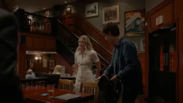 Sandro Sabine Robe portée par Julie Devereaux (Olivia Welch) vue dans Lucky Hank (S01E02)