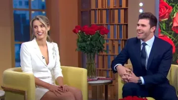 Cinq a Sept Joel Robe blazer en crêpe ornée de cristaux portée par Kaity Biggar comme vu dans Good Morning America le 28 mars 2023