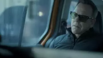 Lunettes de soleil portées par John Weir (Kiefer Sutherland) dans Rabbit Hole (saison 1)