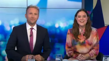 Cue Clothing Aquarelle Satin Robe portée par Georgie Tunny vue dans The Project le 3 avril 2023