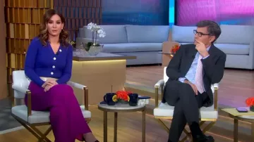 Sandro Gabrielle Ribbed Knit Cardigan porté par Rebecca Jarvis vu dans Good Morning America le 29 mars 2023